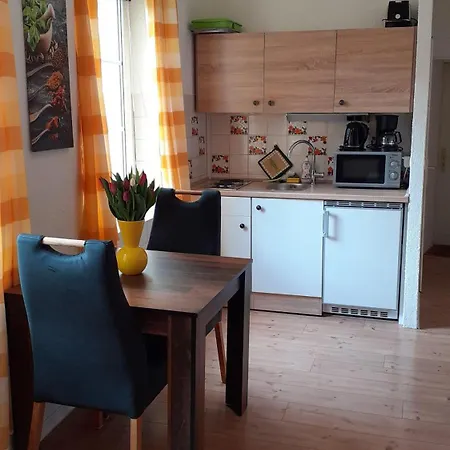 1-zimmer-apartment-2-hochparterre דירה *