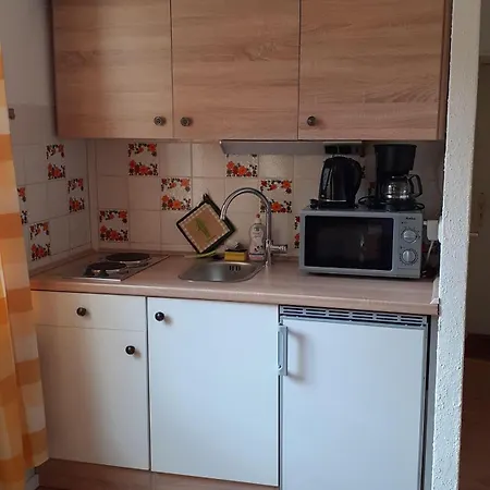 1-zimmer-apartment-2-hochparterre דירה